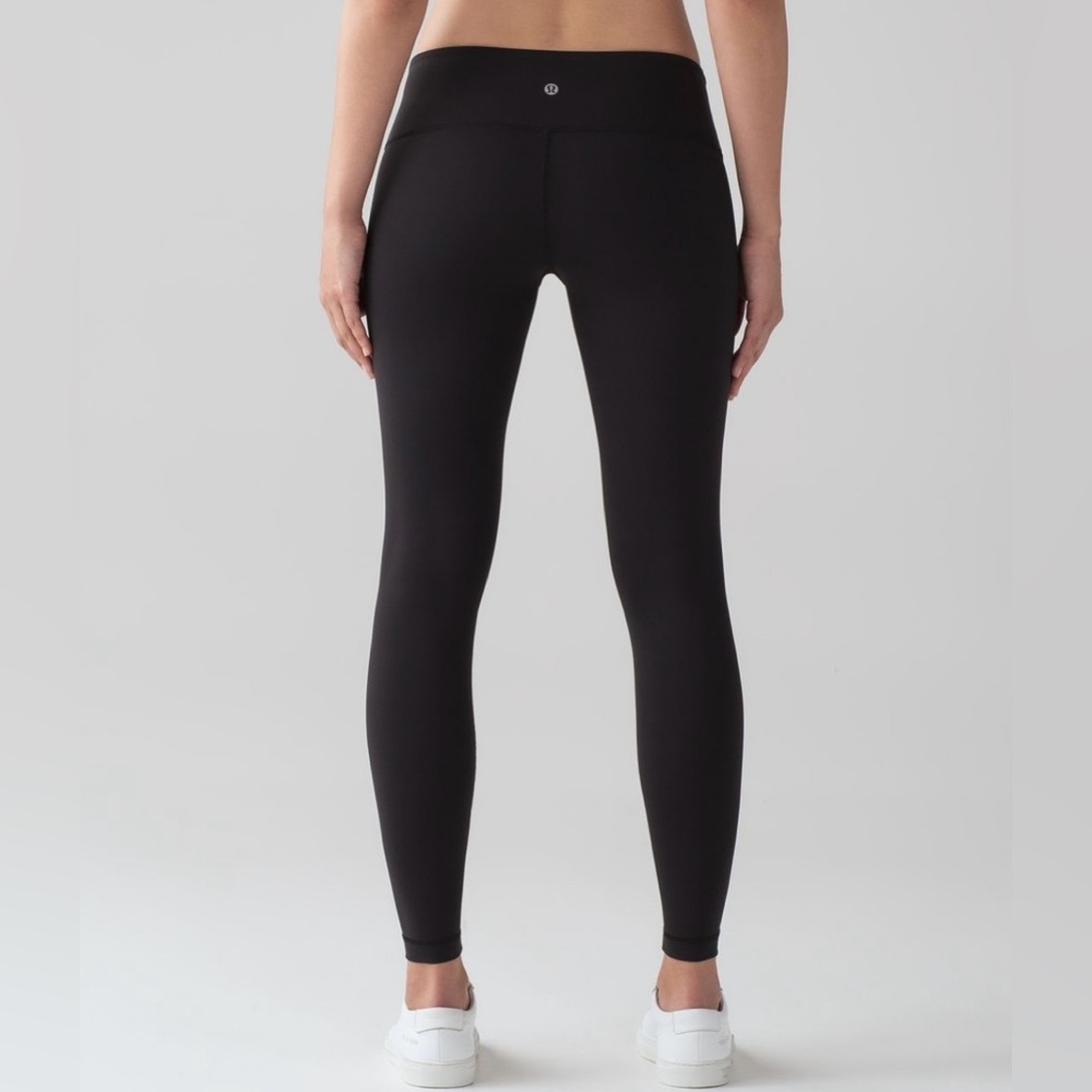 Lululemon Athletica woman’s yoga full length leggings in black 31” 7/8